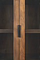 Schrank HARDY WALNUSS von ZUIVER Türen mit Mesh aus Metall